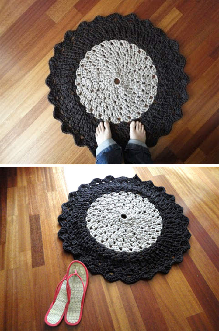 T-Shirt Rug Crochet Pattern Tutorial - Its time to add something special to decor the blank spaces of your home. And one of my favorite thing to make was this beautiful crochet rug.