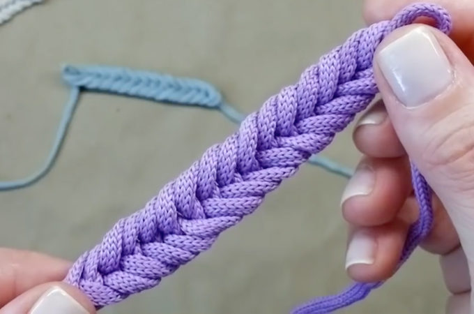 Simple Crochet Cord Featured Image - This free video tutorial in English subtitles will teach you how to make a simple crochet cord. Such a lace can be used as a decorative element in your other crochet products.