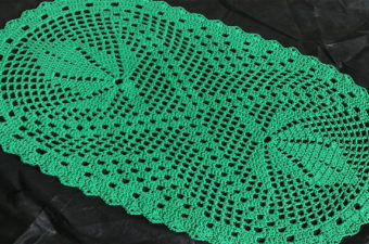 Crochet Oval Rug With Leaf Motif Tutorial