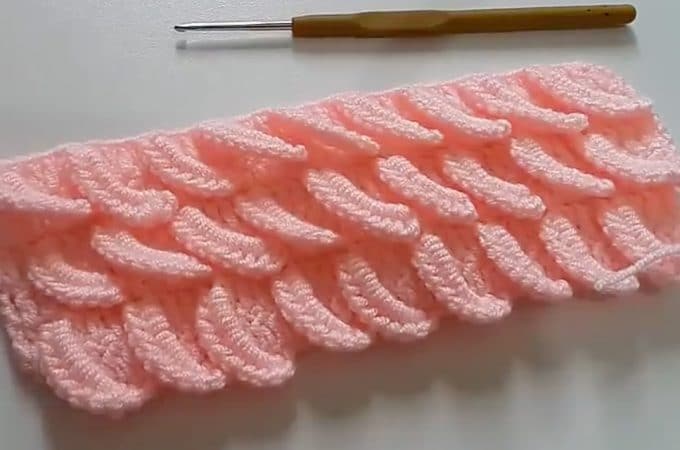 Banana Crochet Stitch Featured - Learn how to make the beautiful banana crochet stitch. This crochet stitch is wonderful for beginner crocheters because it uses simple techniques that most crocheters are familiar with, such as the single crochet.