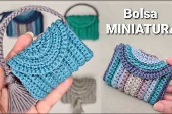 Crochet Coin Purse Featured Image - Learn how to make a beautiful crochet coin purse by following this tutorial. If you are a wallet girl and love to keep your coins and cards in a cutesy coin purse, then this project is surely for you.