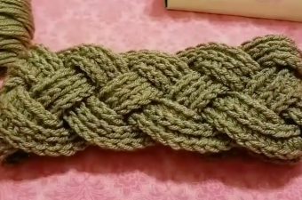 Crochet Braided Headband Featured - Learn making an amazing crochet braided headband that you can make easily. This pattern is super easy to follow and has detailed instructions.