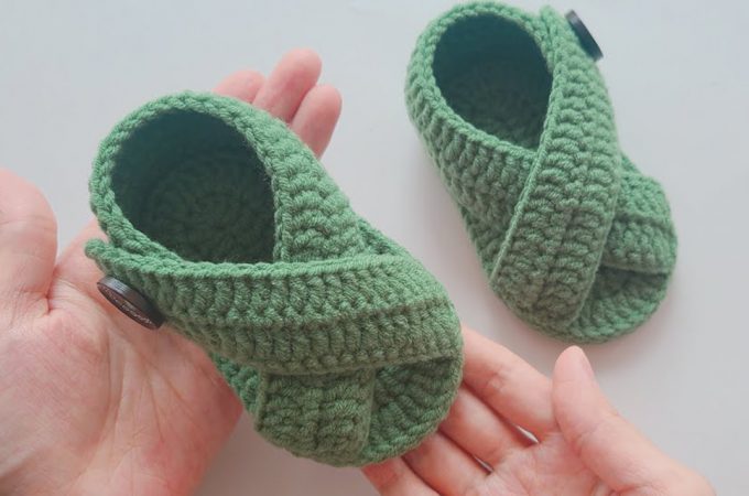 Crochet Baby Sandals Featured Image - Learn making some adorable crochet baby sandals. Keep reading for the pattern and tutorial of this gorgeous project.