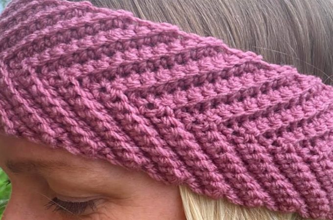 Easy Crochet Headband Featured Image - This easy crochet headband with chevron pattern looks great and very trendy. If you've never made a project with chevrons, this is a great start.