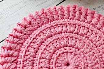 Easy Crochet Border Featured - Let's learn a beautiful and easy crochet border to add to any project, especially for a spiral project. Keep reading for the pattern and tutorial of this lovely border.