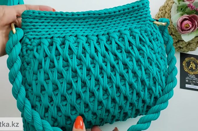 Crochet Honeycomb Stitch Bag Featured - Learn how to make this beautiful crochet honeycomb stitch bag! This is the most elegant and comfortable crochet bag I have made.